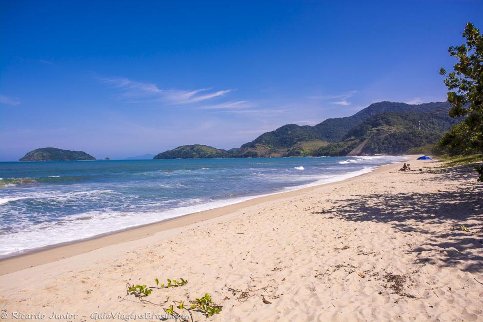 Imagem da praia tranquila e calma de Ubatuba.